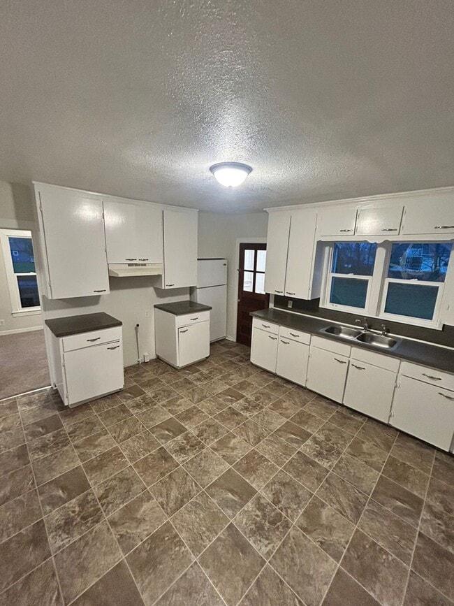 Building Photo - 270 W Pine St NE