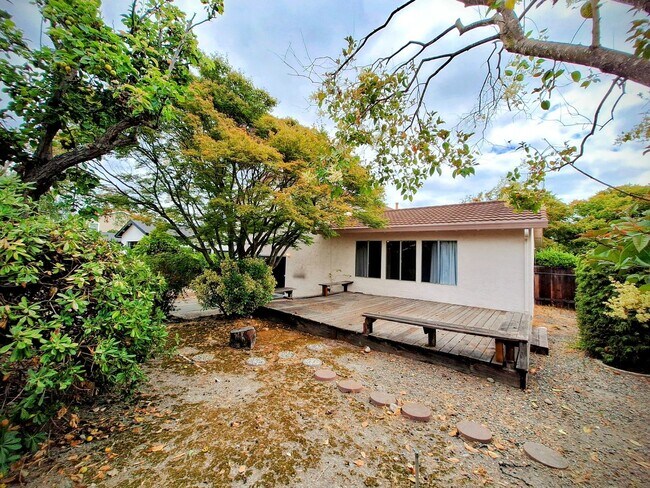 Building Photo - Spacious 4bd Tri-Level Home w/Central Heat...