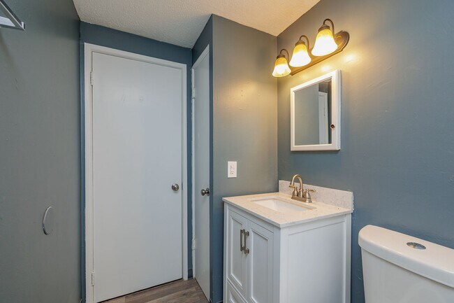 Building Photo - 3rd floor completely renovated and new owners