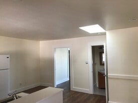 Building Photo - 103 7th St