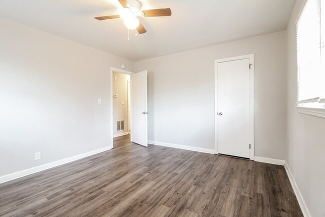 Building Photo - 219 W Castle Dr