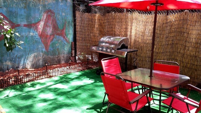 Building Photo - 14 Isabella St