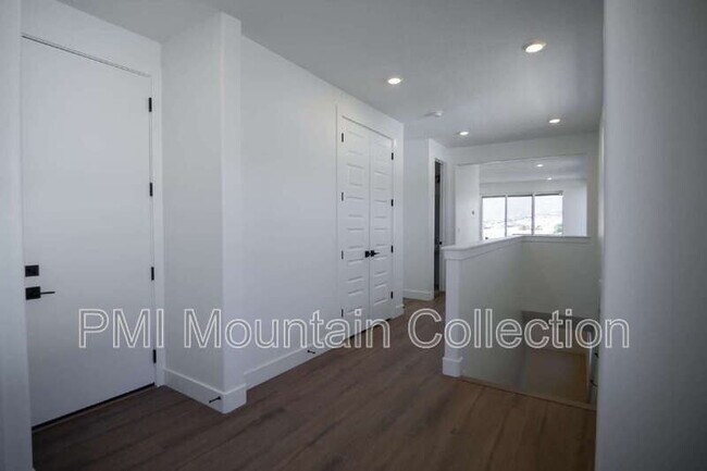 Building Photo - 459 Rimrock Ln