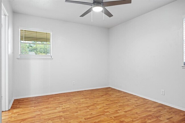 Building Photo - 8410 Briarwood Ln