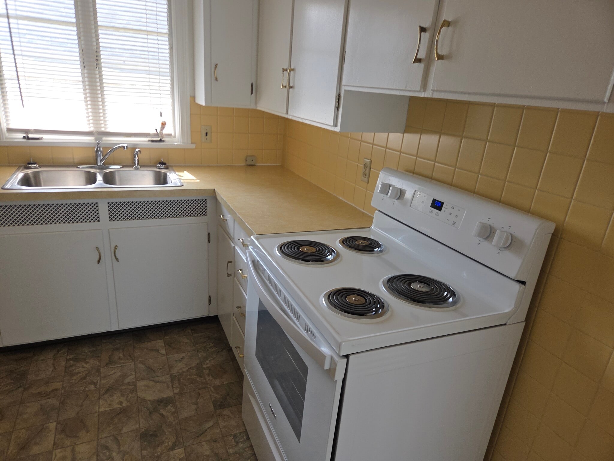 Kitchen stove - 420 Muth Rd