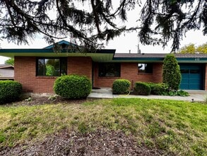 Building Photo - 608-610 Estee Court - Yakima