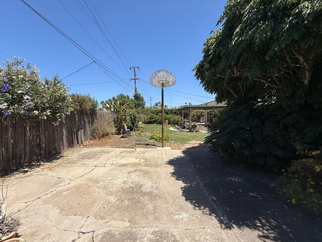Building Photo - Centrally Located Orcutt Single Story Home