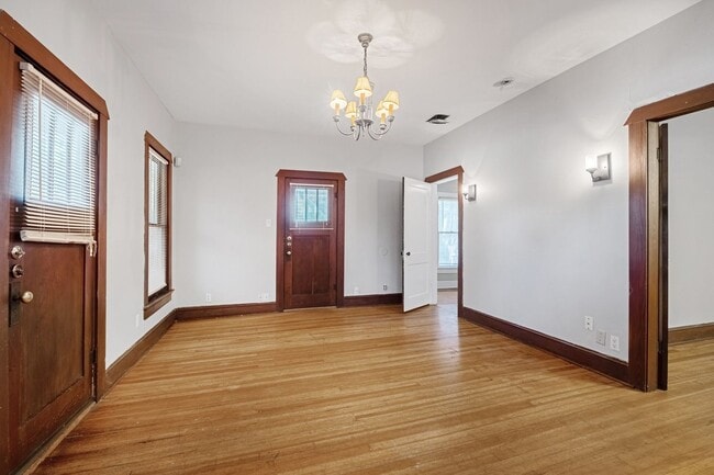 Building Photo - 4 Bedroom, 3 Bath in North Campus / Hyde Park