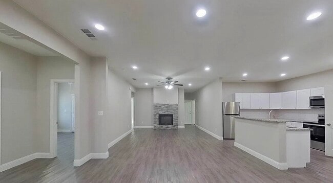 Building Photo - Move-In Ready 4-Bedroom Home with Timeless Appeal