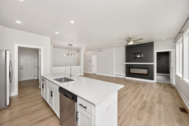 Building Photo - MODERN COMFORT!! 3 Bedroom, 2 Bathroom Home in Ankeny!