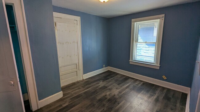 Building Photo - 4-Bedroom, 1-Bathroom Single Family Home f...