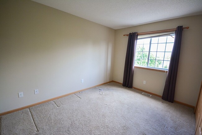 Building Photo - Beautiful Boulder Ridge townhome