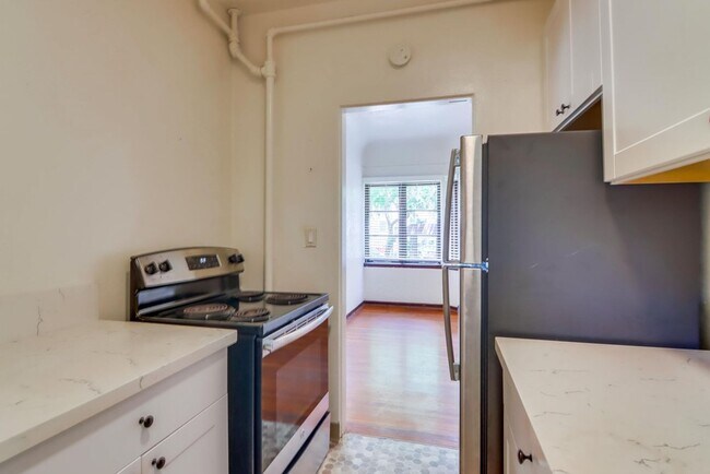 Building Photo - Charming Top Floor 1-Bedroom Apartment in ...