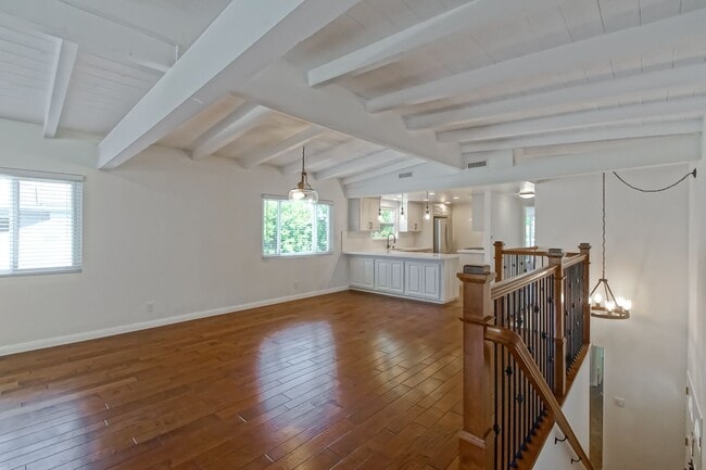 Building Photo - RECENTLY REMODELED, BRIGHT & AIRY 3BR2BA G...