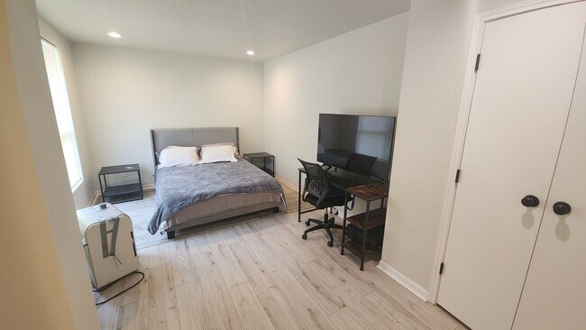 Building Photo - 1005 W MLK #B