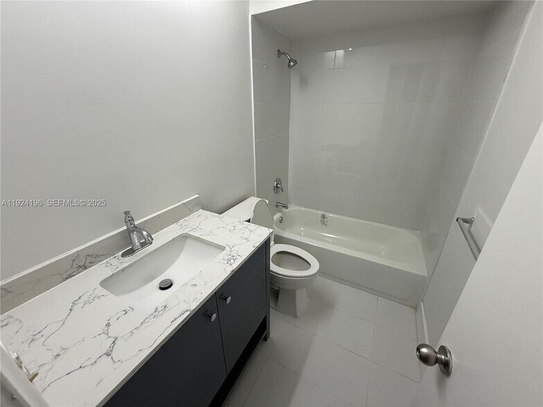 Building Photo - 3325 Oak Dr
