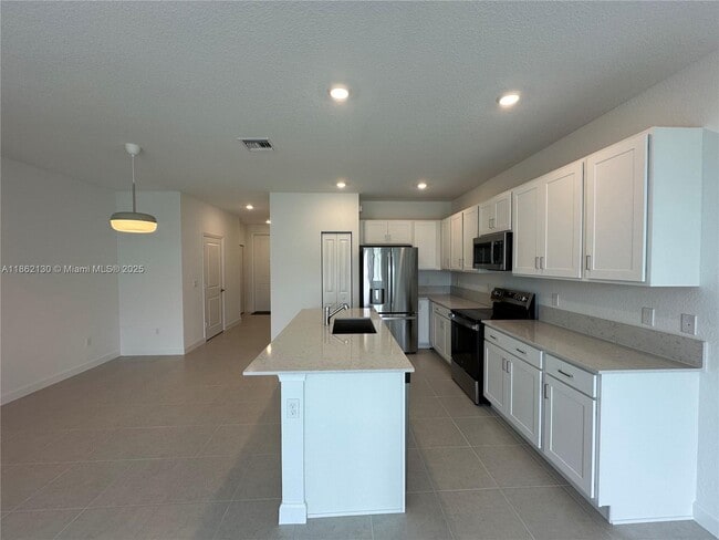 Building Photo - 402 SE Crossoak Ln