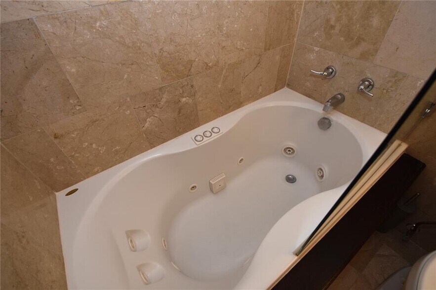 Building Photo - 400 Golden Isles Dr