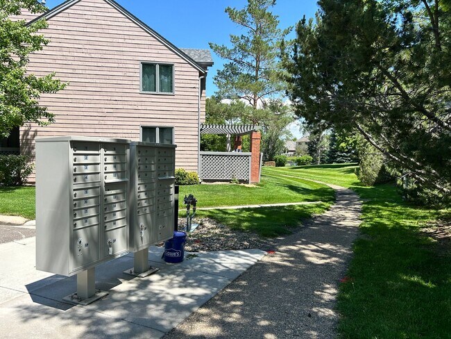 Building Photo - Gorgeous 4 Bedroom Townhome Steps from Boulder Country Club