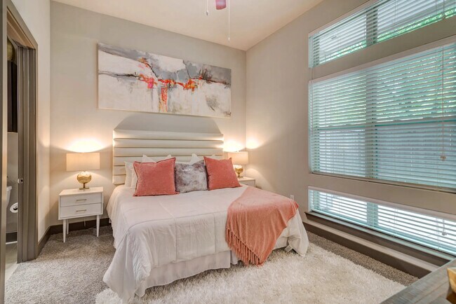 Building Photo - 1 Month Free on a 2/2 in Central Houston!