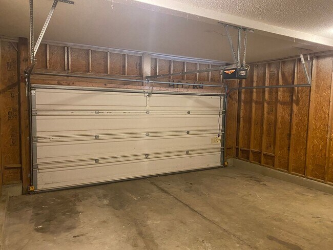 Building Photo - You can't miss this DEAL!