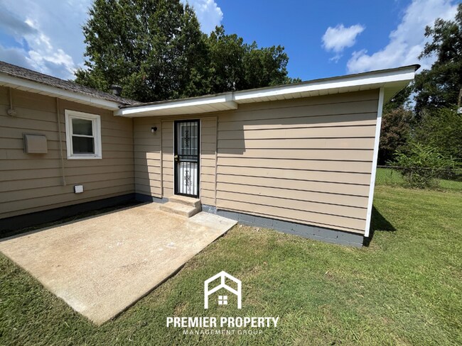 Building Photo - Charming 3BR/1BA Memphis Rental with Hardwood Floors & Open Kitchen!