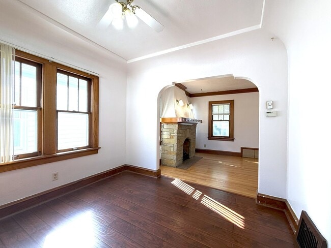 Building Photo - 3-bedroom single family in West Allis - Available now!