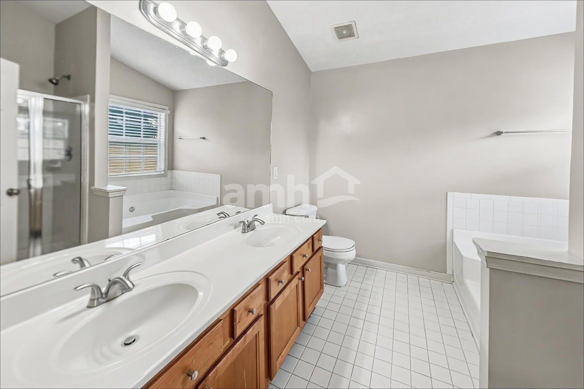 Building Photo - 840 James Ridge Dr