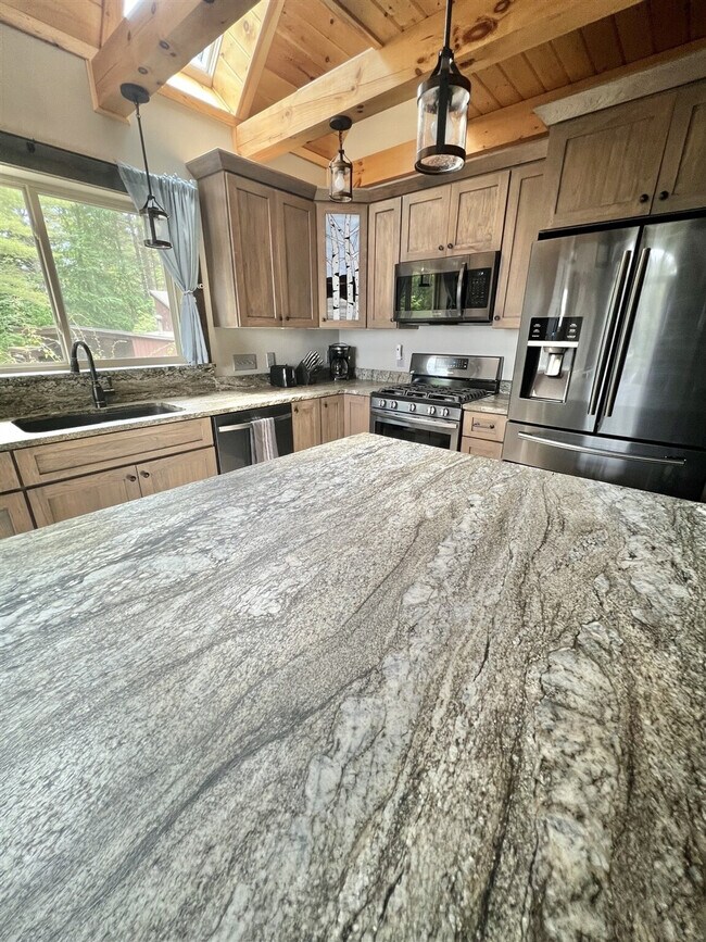 Building Photo - 322 NW River Rd