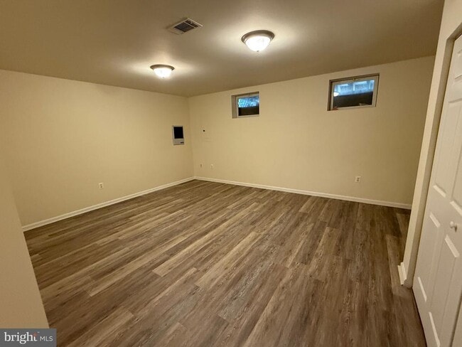 Building Photo - 61 Sire Way