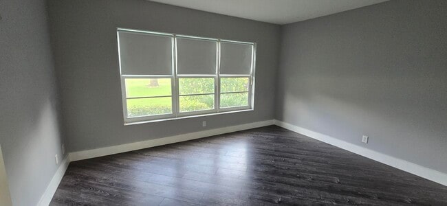 Building Photo - 3300 N Palm Aire Dr