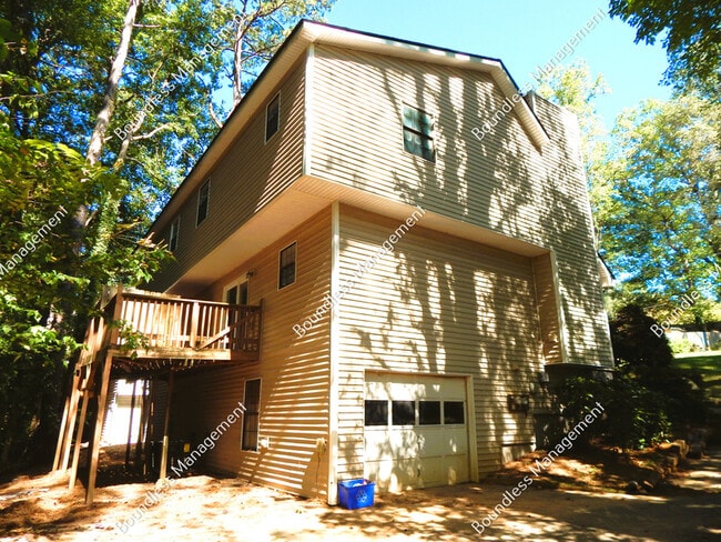 Building Photo - 2170 Wells Dr SE