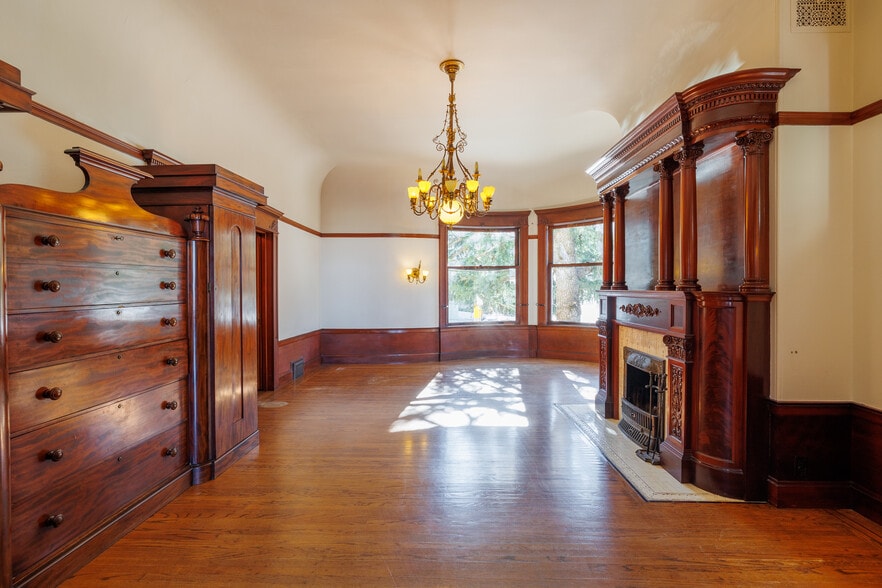 MASTER BEDROOM W/FIREPLACE - 2398 Broadway