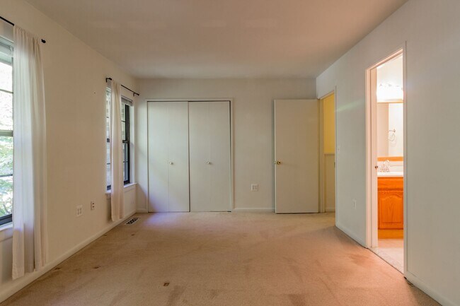 Building Photo - Beautiful 3 Bed 3.5 Bath Brick Interior To...