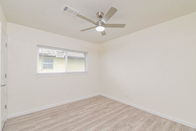 Building Photo - 5003 Denoron Dr