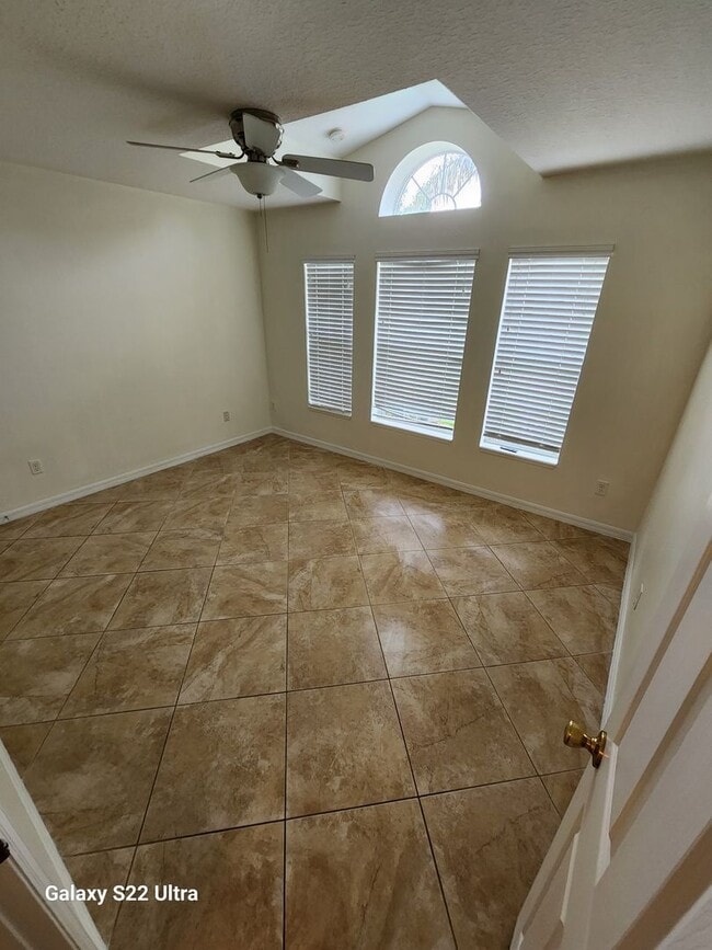 Building Photo - 4 bedroom 2 bath