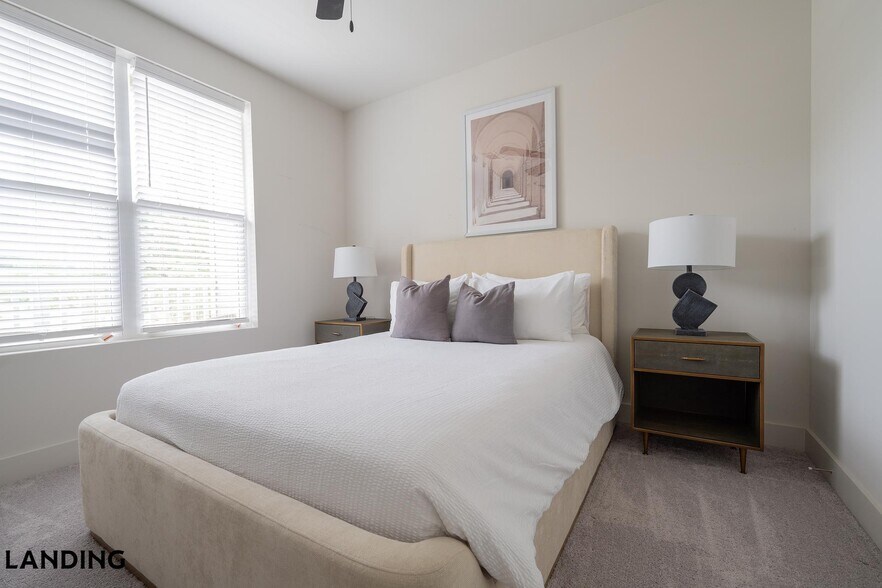 Building Photo - 404 W 26th St