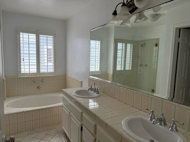 MASTER BATH - 1102 S Catalina Ave