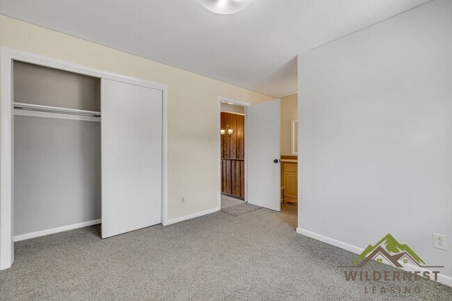 Building Photo - Yacht Club Condo - LAKE VIEWS-Great 3 Bedroom/2 Bath Unit w/Lake Access