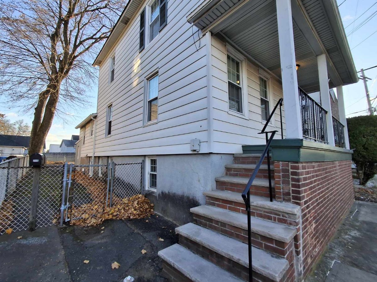 Building Photo - 4 Embroidery St