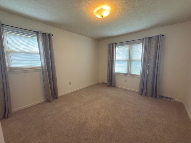 Building Photo - Spacious three bedroom, two bathroom with ...