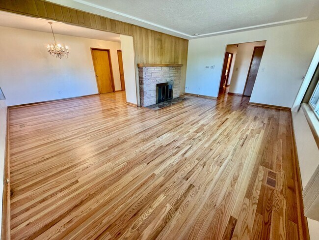 Building Photo - Spacious, Remodeled 5bd/3bath Cherry Park Home with Large Fenced Garden and Finished Basement