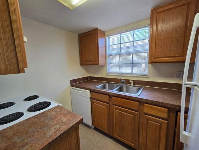 Building Photo - 1 Bedroom 1 Bath duplex