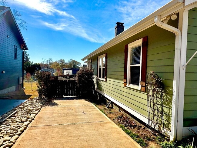 Building Photo - 23 Sullivan St