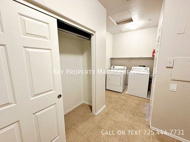 Building Photo - 3 BEDROOM 2 BATH 2 CAR GARAGE CONDO IN GAT...