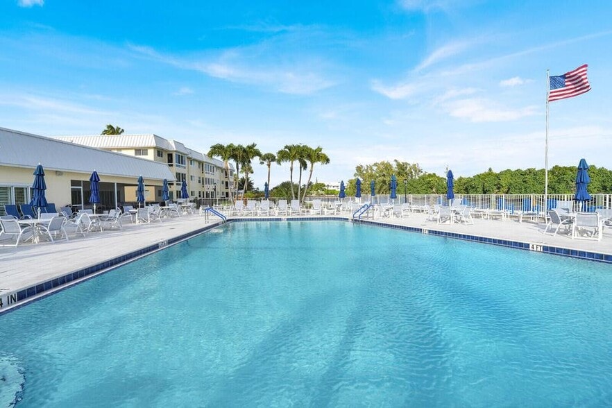 Building Photo - 32 Colonial Club Dr