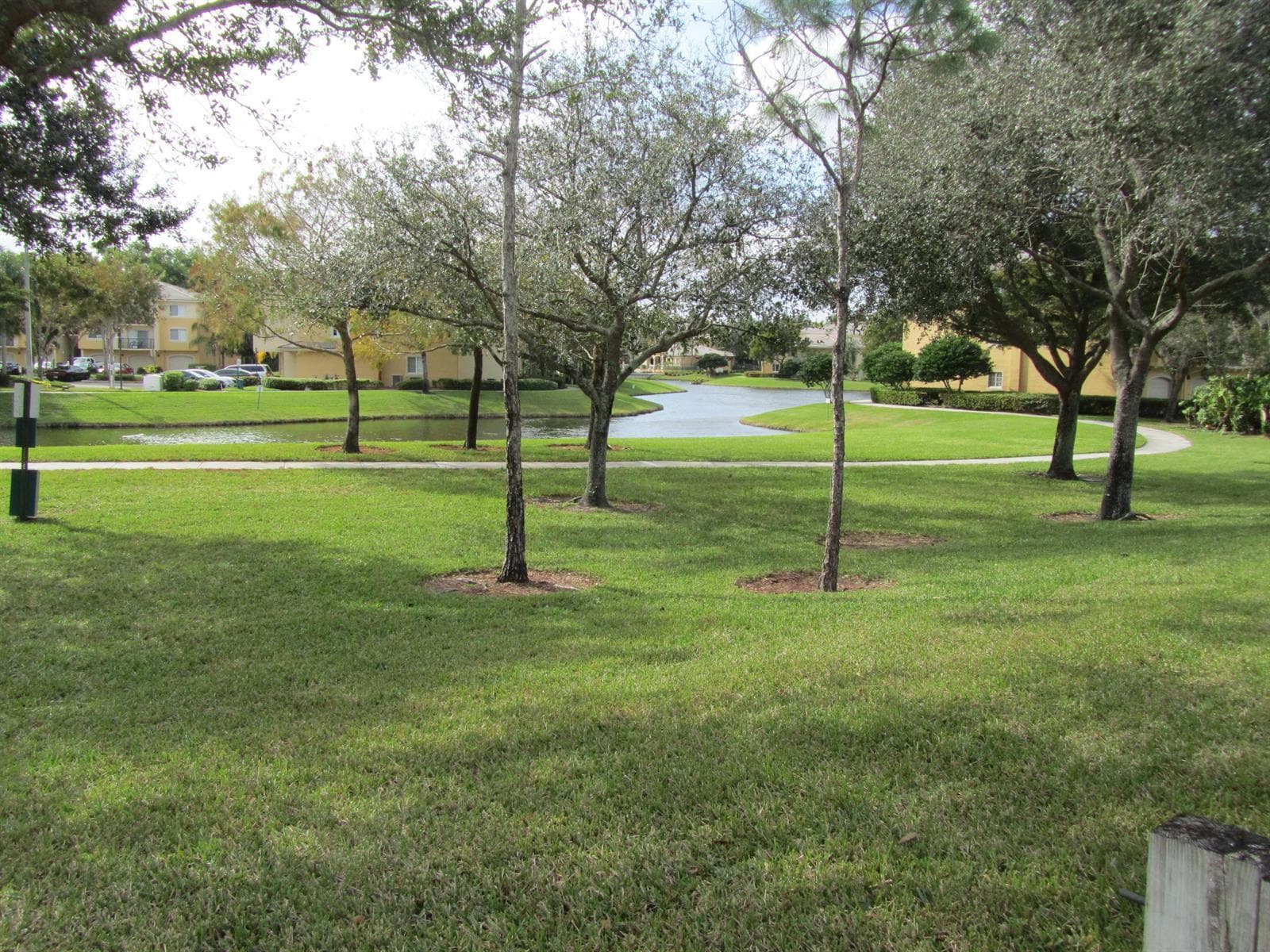 Building Photo - 700 Crestwood Ct S