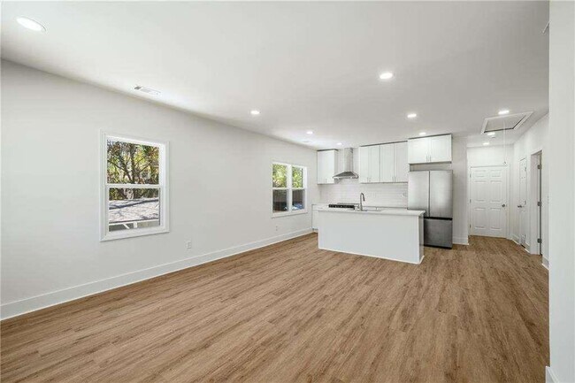 Building Photo - 936 Byron Dr SW