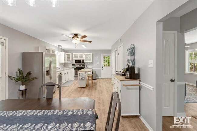 Building Photo - Beautiful Fully Furnished 3 Bed, 2 Bath Ho...
