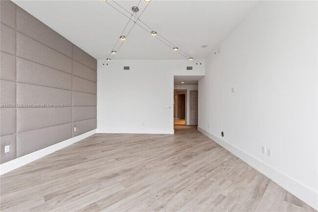 Building Photo - 17301 Biscayne Blvd